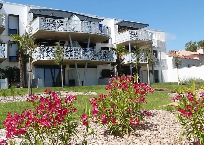 Cosy Cote Cour, Acces Plage, Piscine, Balcon, Parking, Animaux Admis, - Fr-1-194-228